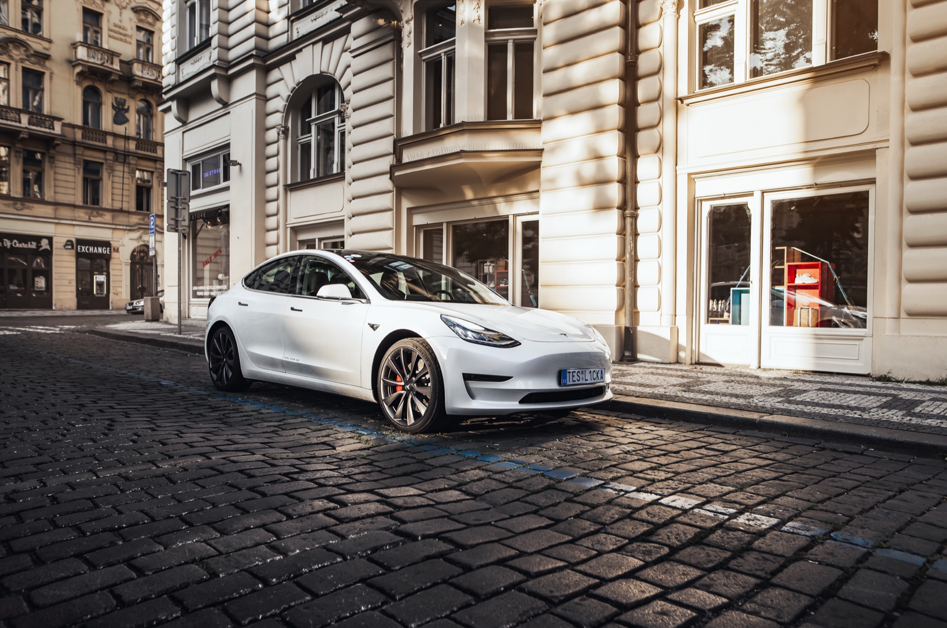 Tesla Model 3 v ulici